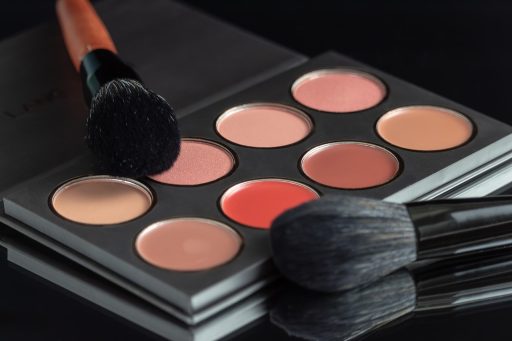 Vrouw met boho make-up in aardetinten zoals terracotta en goud op een warme huidtint