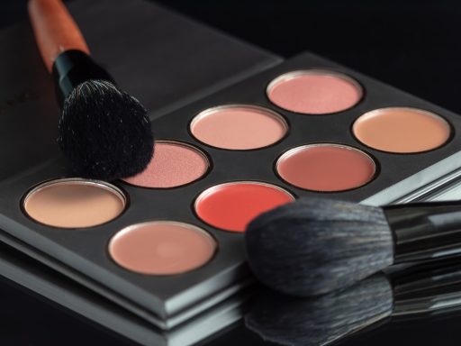 Vrouw met boho make-up in aardetinten zoals terracotta en goud op een warme huidtint