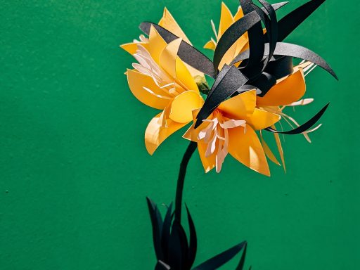 Zelfgemaakte bruiloft decoratie op een gedekte tafel met bloemen, kaarsjes en naamkaartjes
