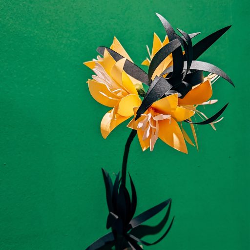 Zelfgemaakte bruiloft decoratie op een gedekte tafel met bloemen, kaarsjes en naamkaartjes