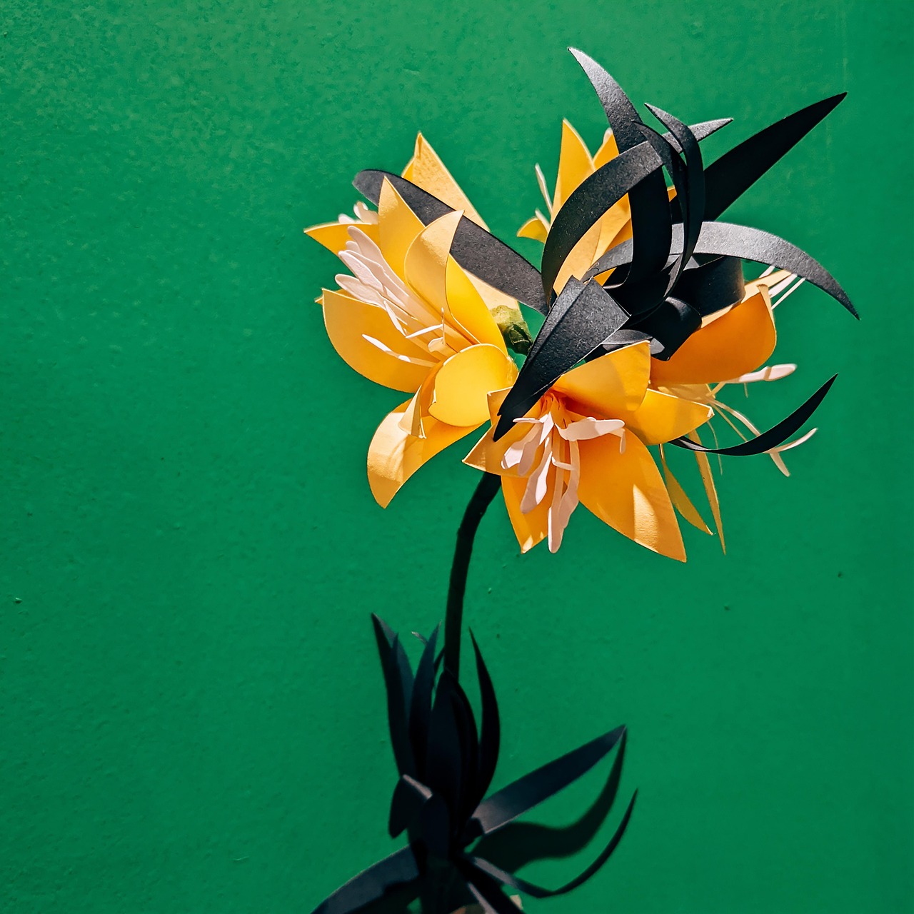 Zelfgemaakte bruiloft decoratie op een gedekte tafel met bloemen, kaarsjes en naamkaartjes