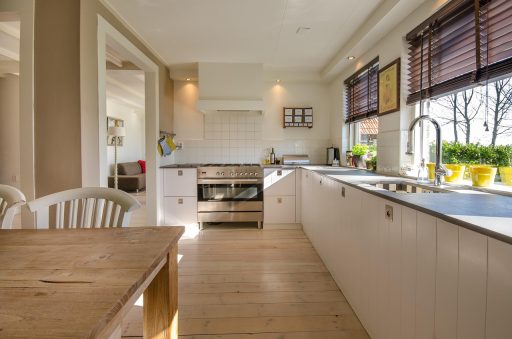 Woonkamer met mediterraans interieur, terracotta muren en linnen gordijnen