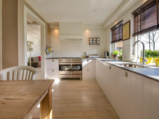 Woonkamer met mediterraans interieur, terracotta muren en linnen gordijnen