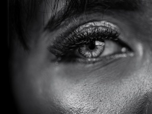 Vrouw die zichzelf bezorgd bekijkt in de spiegel en stresssignalen in haar huid herkent