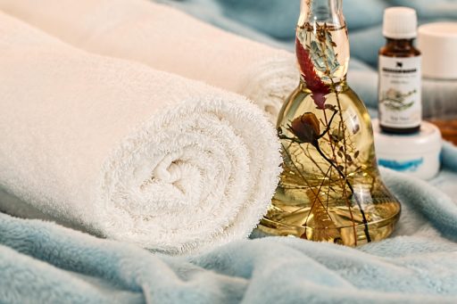 Ayurvedische huidverzorging met oliën en kruiden op een houten tafel