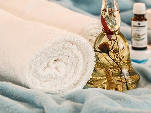 Ayurvedische huidverzorging met oliën en kruiden op een houten tafel