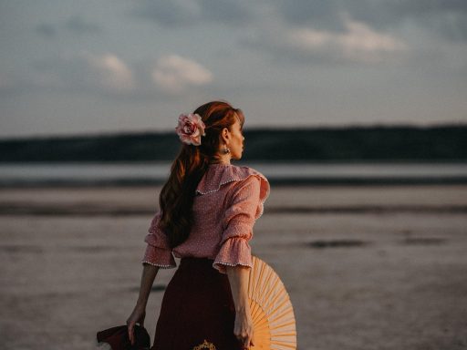 Vrouw die na het zwemmen op het strand moisturizer aanbrengt op haar huid