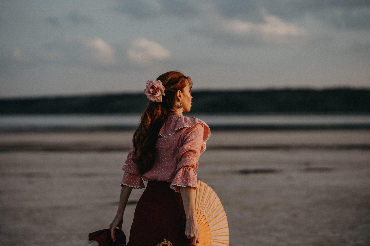 Vrouw die na het zwemmen op het strand moisturizer aanbrengt op haar huid