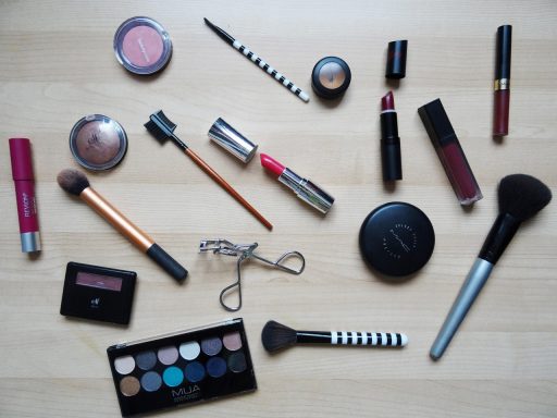 Vrouw die foundation afzet met een poederkwast voor een egale make-up look