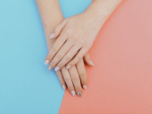 Close-up van gelnagels die worden aangebracht met een penseel tijdens een thuismanicure