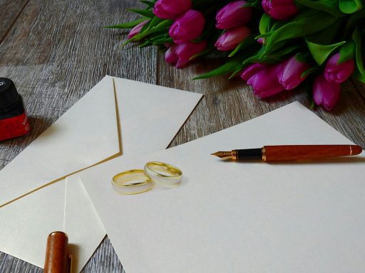 Een mooie envelop met een handgeschreven kaart als geldcadeau voor een bruiloft