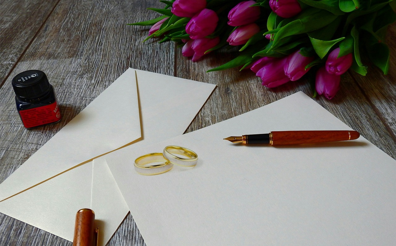 Een mooie envelop met een handgeschreven kaart als geldcadeau voor een bruiloft