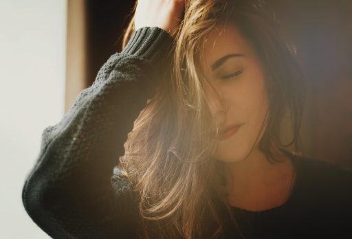 Vrouw met een natuurlijke, make-upvrije huid in het ochtendlicht