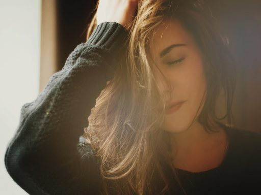 Vrouw met een natuurlijke, make-upvrije huid in het ochtendlicht