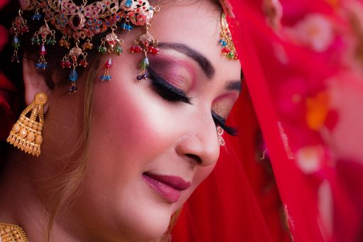 Vrouw met Marokkaanse bruidsmake-up, donkere kohl-ogen en diepe bordeauxrode lippen