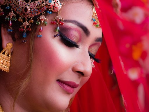Vrouw met Marokkaanse bruidsmake-up, donkere kohl-ogen en diepe bordeauxrode lippen