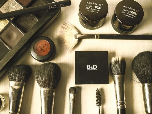 Verschillende Revolution make-up producten uitgestald op een vlakke ondergrond