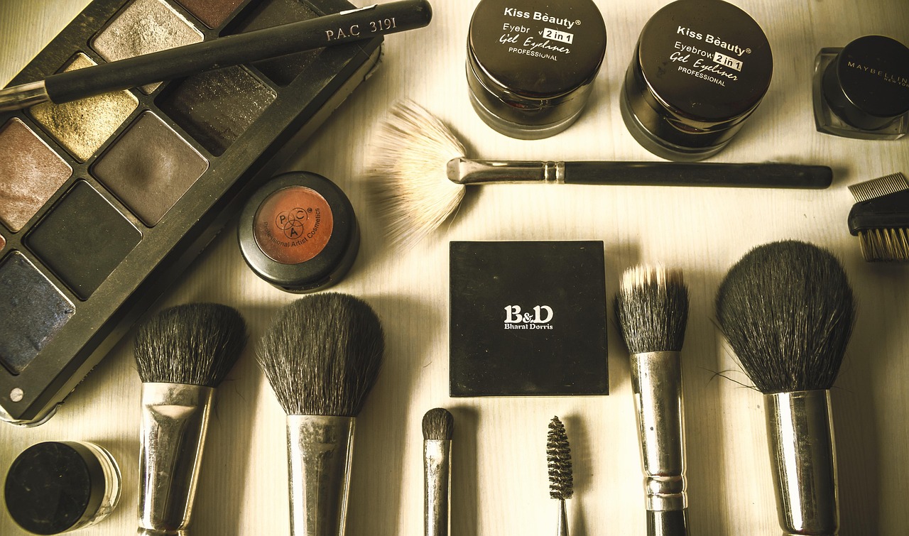 Verschillende Revolution make-up producten uitgestald op een vlakke ondergrond
