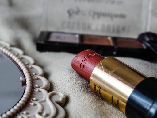 Vrouw die make-up aanbrengt voor een spiegel als beginner