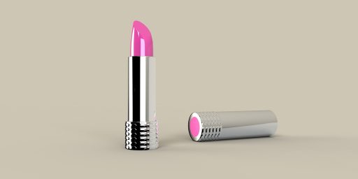 Vergelijking van designer make-up en drogisterijproducten naast elkaar op een tafel