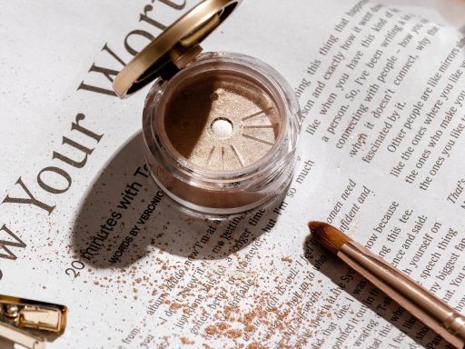 Vrouw met dramatische disco hippie make-up in warme koperkleuren en glitter op de oogleden