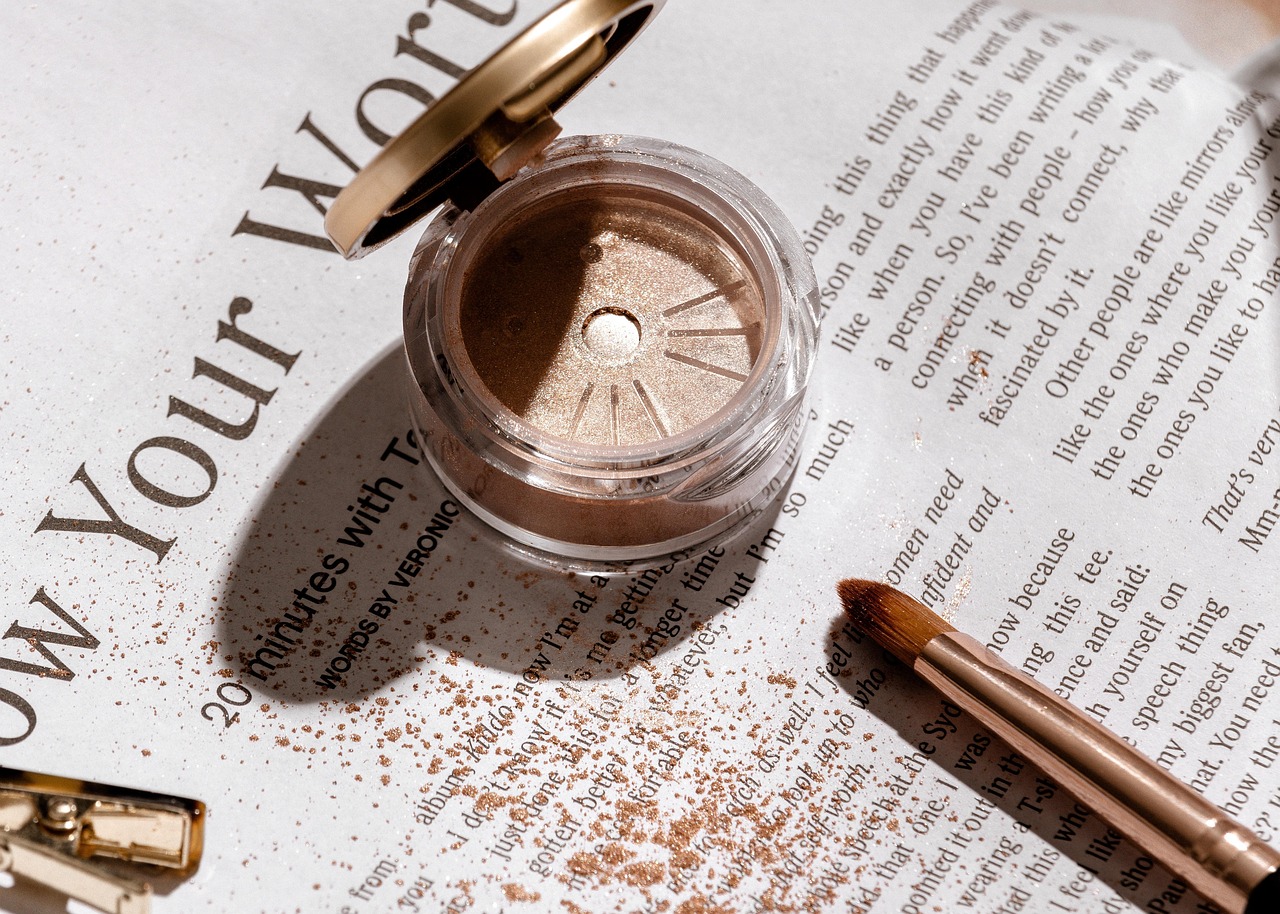 Vrouw met dramatische disco hippie make-up in warme koperkleuren en glitter op de oogleden