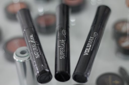 Close-up van een vrouw met een strakke grafische eyeliner in zwart op het bovenste ooglid