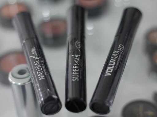 Close-up van een vrouw met een strakke grafische eyeliner in zwart op het bovenste ooglid
