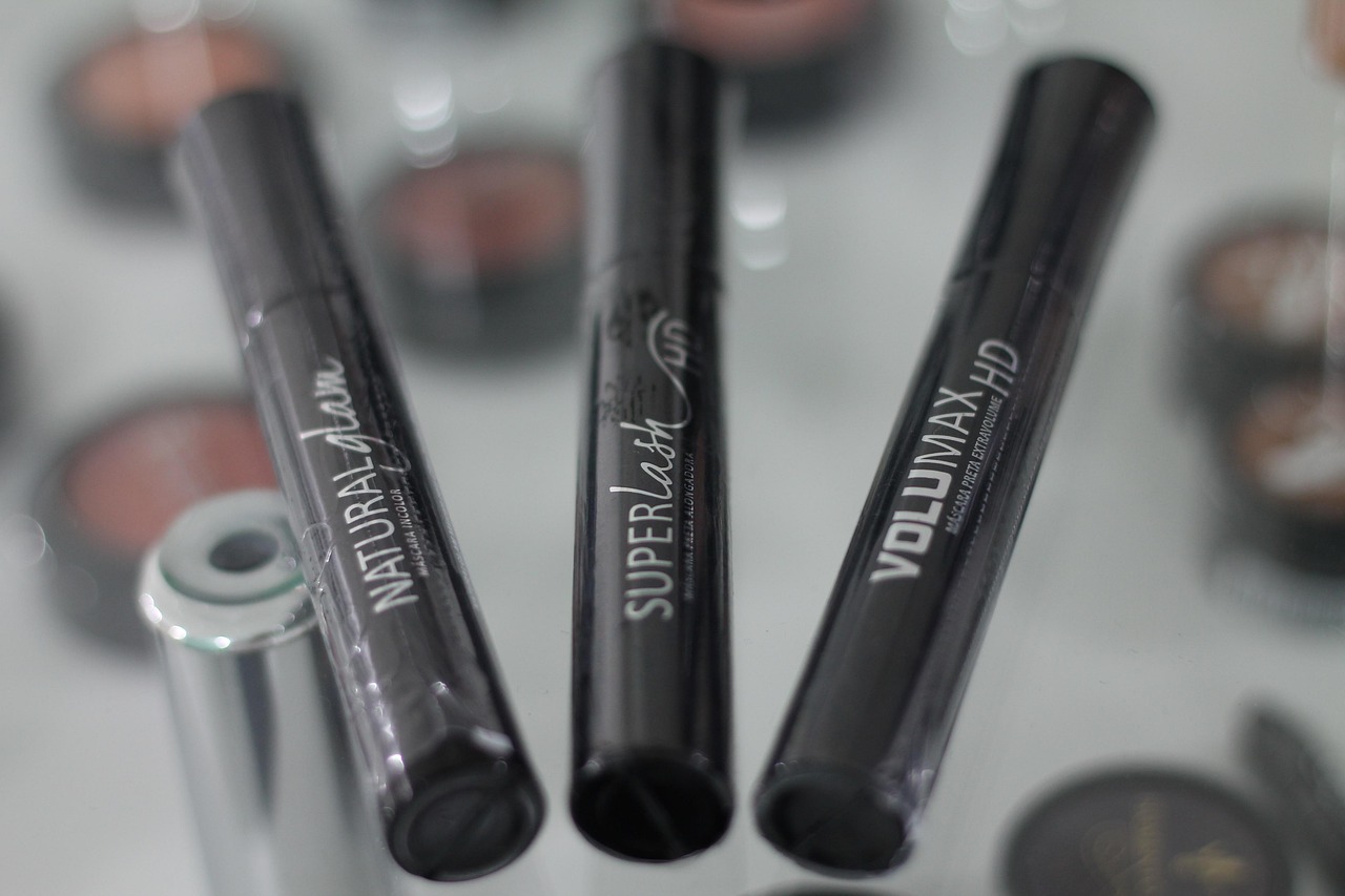 Close-up van een vrouw met een strakke grafische eyeliner in zwart op het bovenste ooglid