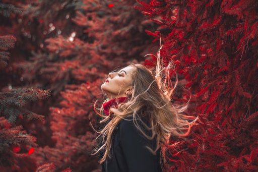 Vrouw in gelaagde herfstoutfit met blazer en grofgebreide trui