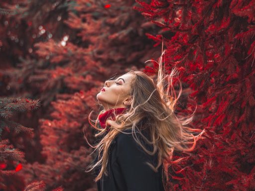 Vrouw in gelaagde herfstoutfit met blazer en grofgebreide trui