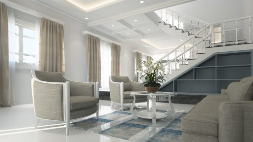 Klassieke woonkamer met hoge plafonds, warme kleuren en zware gordijnen