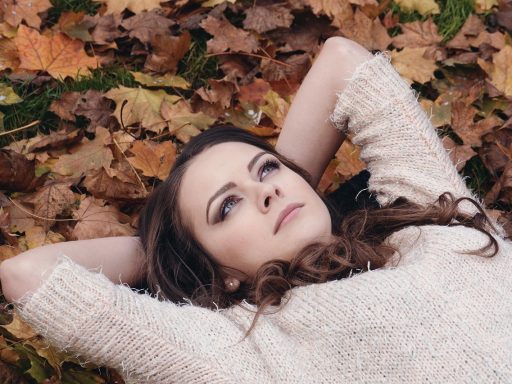 Vrouw boven de 40 met herfst make-up in diepe bordeaux liptint en warme oogschaduw