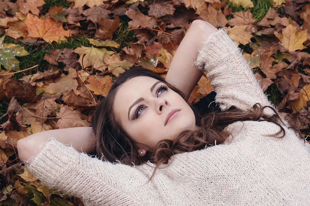 Vrouw boven de 40 met herfst make-up in diepe bordeaux liptint en warme oogschaduw