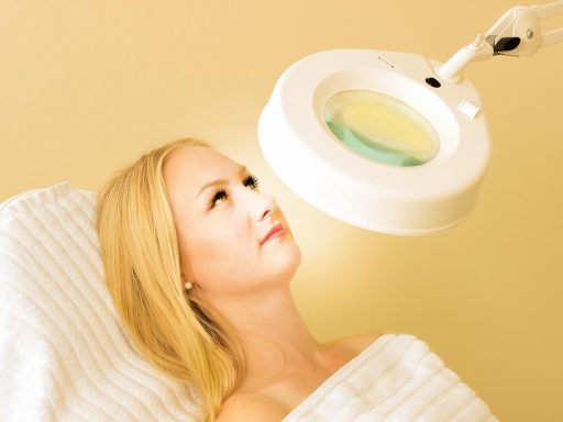 Vrouw die 's avonds vochtinbrengende crème aanbrengt als onderdeel van haar huidverzorgingsroutine met retinol
