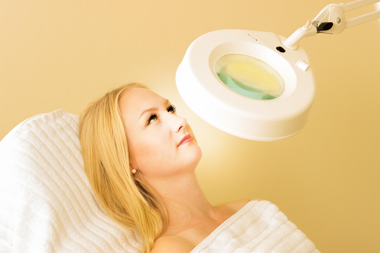 Vrouw die 's avonds vochtinbrengende crème aanbrengt als onderdeel van haar huidverzorgingsroutine met retinol
