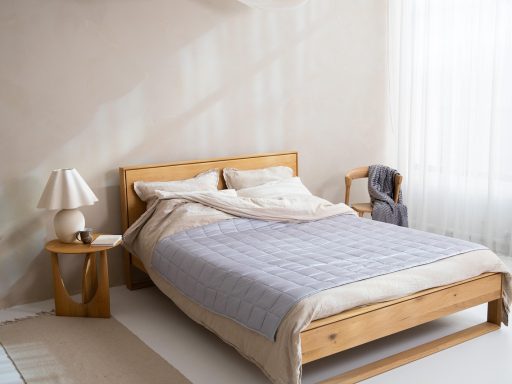 Sfeervolle slaapkamer met warme verlichting en zachte textielen voor een betere nachtrust