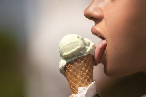 Vrouw die 's avonds gezichtscrème aanbrengt als onderdeel van haar huidverzorgingsroutine