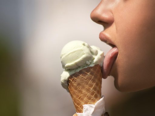 Vrouw die 's avonds gezichtscrème aanbrengt als onderdeel van haar huidverzorgingsroutine