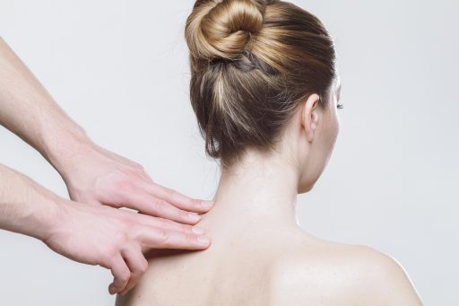 Vrouw die zelfbruiner aanbrengt op haar been met een applicatiehandschoen