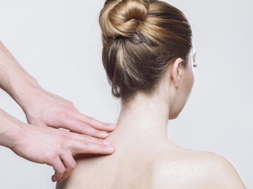 Vrouw die zelfbruiner aanbrengt op haar been met een applicatiehandschoen