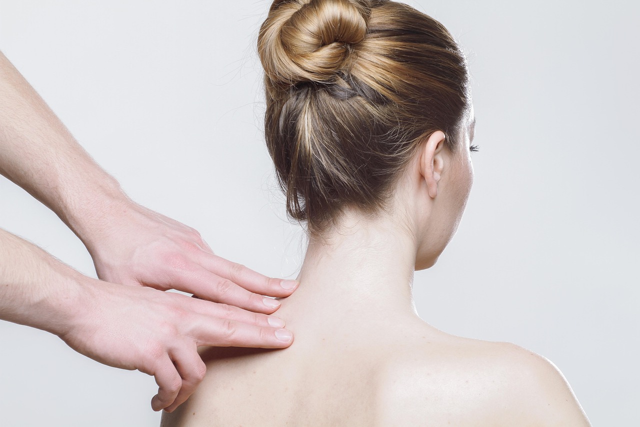Vrouw die zelfbruiner aanbrengt op haar been met een applicatiehandschoen