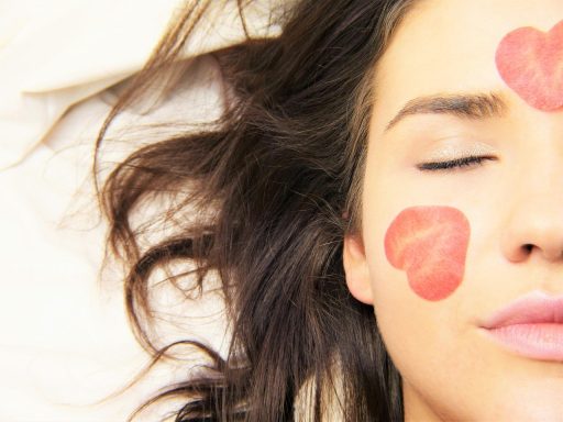 Vrouw die een gezichtsbehandeling ondergaat in een schone, moderne beautykliniek