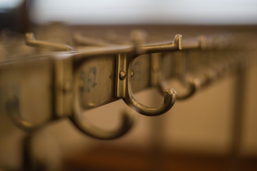 Nette gezinsgarderobe in een hal met haken op verschillende hoogtes voor kinderen en volwassenen