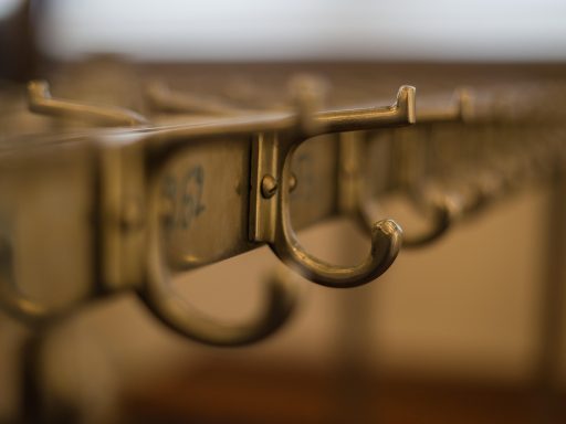 Nette gezinsgarderobe in een hal met haken op verschillende hoogtes voor kinderen en volwassenen