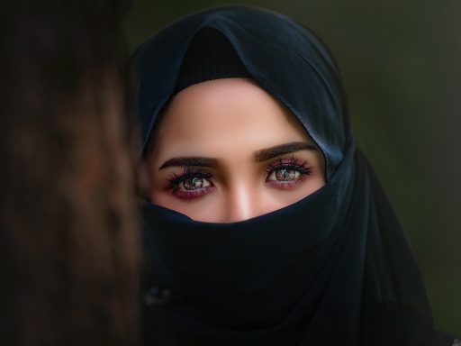 Vrouw die zichzelf in de spiegel bekijkt en wallen onder haar ogen bestudeert